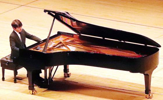 7일 부산에서는 앙코르로 5곡을 연주했다. [사진 부산일보 제공]