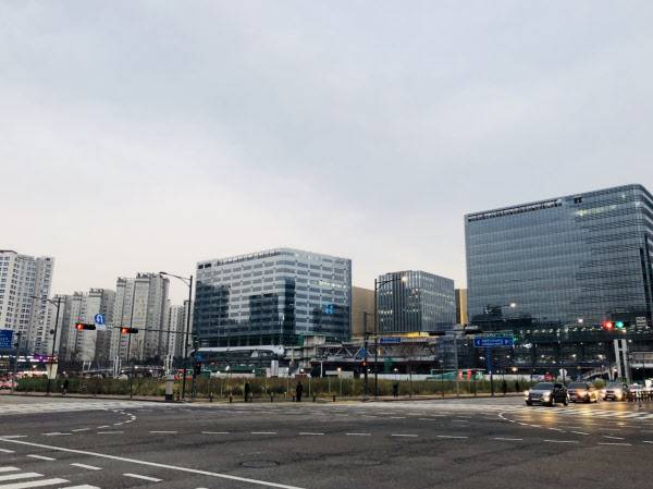 판교역 인근 알파돔시티. 알파돔 시티 6-3구역과 6-4구역에는 한국토지주택공사와 행정공제회가 소유한 오피스 빌딩이 건설 중이다. 앞으로 보이는 공터는 6-1구역과 6-2구역으로 미래에셋자산운용이 개발 계획을 갖고 있다. /이상빈 기자