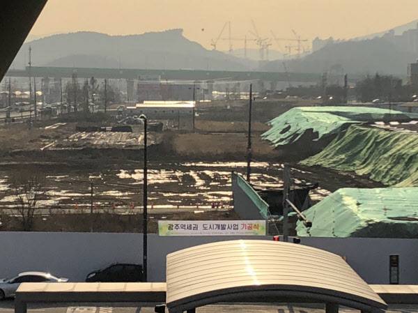 경강선 경기광주역에서 바라본 광주시내 모습. 광주시는 내년까지 광주역세권 49만㎡ 부지를 상업·산업·주거용지 등을 갖추도록 복합 개발할 계획이다. /이상빈 기자