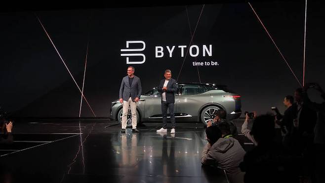 다니엘 키르케르트 바이튼 사장 겸 공동 창업자와 카슨 브라이펠트 바이튼 CEO 겸 공동 창업자가 바이튼 전기차 콘셉트를 소개하고 있다.