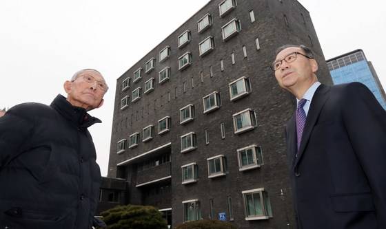 서울대 박종철 군 치사 사건을 재보했던 이홍규 변호사(왼쪽.당시 대검 공안 4과장)과 첫 기사를 썼던 신성호 당시 중앙일보 기자가 서울 남영동 전 대공분실 건물앞에 서 있다. [중앙포토]