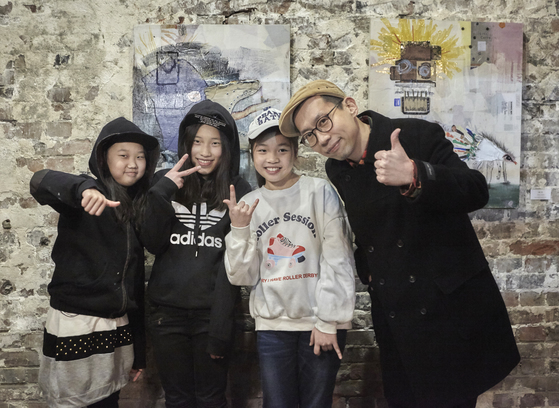 최지혜·김채리·최예나(왼쪽부터)양이 래퍼이자 작가인 박하재홍(맨 오른쪽)씨를 만나 랩하는 법을 배우고 자작 랩을 만들어봤다.