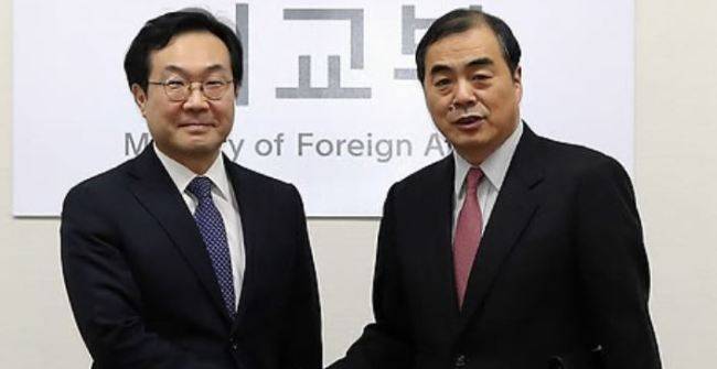 Lee Do-hoon (L), the special representative for Korean Peninsula peace and security affairs, shakes hands with Kong Xuanyou, China`s assistant foreign minister, before their meeting at the Ministry of Foreign Affairs building in Seoul on Jan. 5, 2018. (Yonhap)