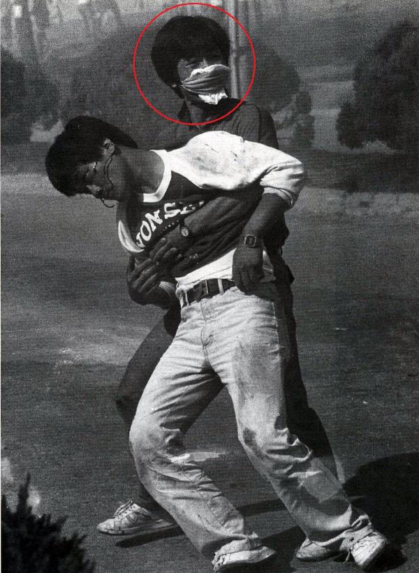 1987년 6월 9일 연세대학교 정문에서 전경이 쏜 최루탄에 맞아 쓰러진 이한열 열사를 이종창 씨가 부축하고 있다. 사진 경향DB