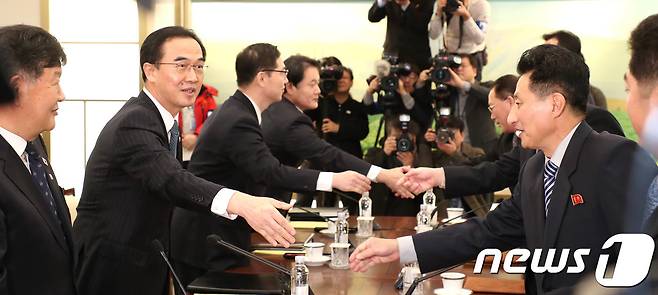 조명균 통일부 장관(왼쪽 두번째)을 비롯한 남측 대표단과 리선권 조국평화통일위원회 위원장을 비롯한 북측 대표단이 9일 오전 판문점 남측 평화의 집에 마련된  회담장에서 인사를 나누고 있다.2018.1.9/뉴스1 © News1 사진공동취재단