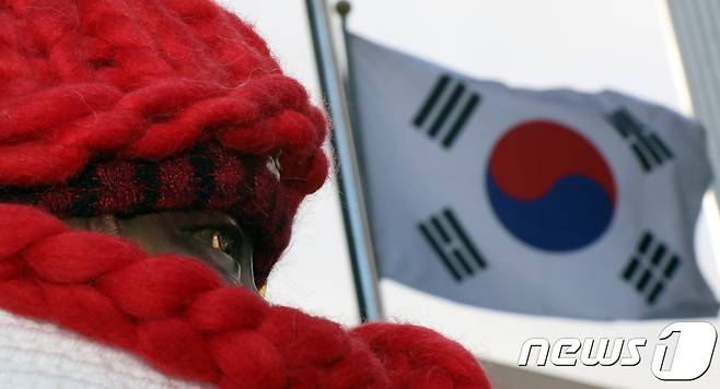 9일 서울 종로구 율곡로 구 일본대사관 앞 소녀상에 방한모자와 목도리가 둘러져 있다. 이날 강경화 외교부 장관은 지난 2015년 12월 28일 타결한 한일 위안부 합의와 관련해 일본 측에 재협상을 요구하지 않을 것이라고 밝혔다. 2018.1.9/뉴스1 © News1 김명섭 기자