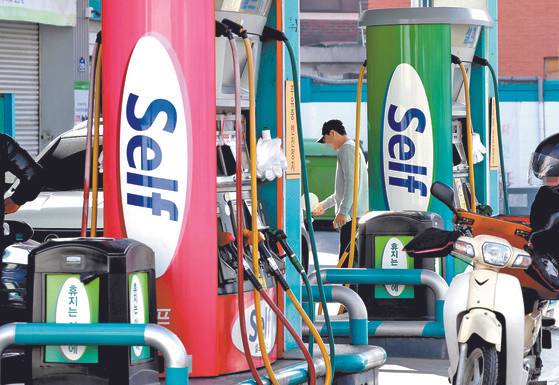 최저임금 인상에 따른 인건비 부담으로 올해 1000여 개의 주유소가 셀프주유소로 전환할 전망이다. 사진은 7일 서울의 한 셀프주유소 모습. [연합뉴스]