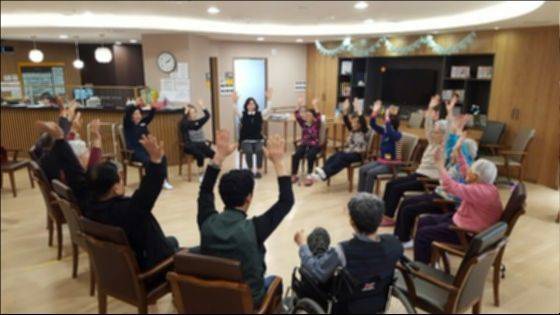 고급유료양로시설은 규모나 시설에서 노인복지주택에 뒤지지 않는다. 따라서 양로시설이라는 부정적인 선입견을 가질 이유가 없다. [중앙포토]