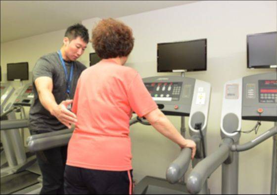 일부 최고급 실버타운은 수영장이나 실내 골프장, 와인바 등을 운영한다. 이런 사람들과 자연스럽게 어울리려면 경제력과 함께 정치나 경제에 관해 이야기를 주고받을 정도의 식견이 있어야 한다. [중앙포토]