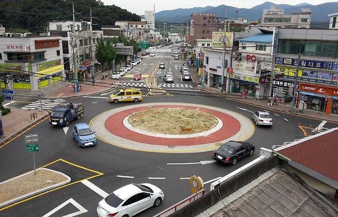 경기도 양평사거리에 설치된 회전교차로. 차들이 교통섬을 중심으로 시계반대방향으로 회전한다. [중앙포토]