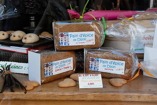 향신료가 가득한 빵, 뺑데피스