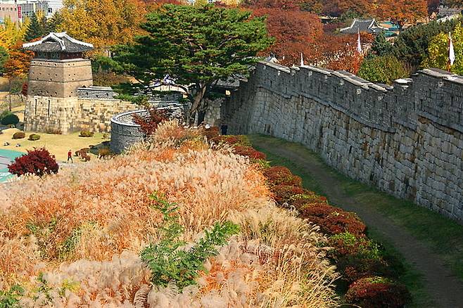 사진 좌측의 멀리 보이는 건물이 서북공심돈이다.