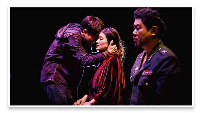 연극 ‘손님들’의 한 장면. [사진 제공 · ‘프로젝트 내친김에’]