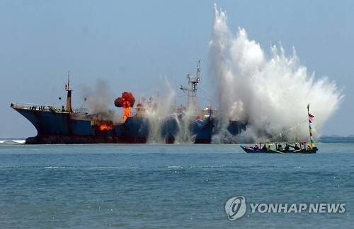 2016년 3월 14일 인도네시아 서자바주 해상에서 불법조업 혐의로 나포된 외국 어선 '바이킹'의 폭침이 진행되고 있다. [EPA=연합뉴스]