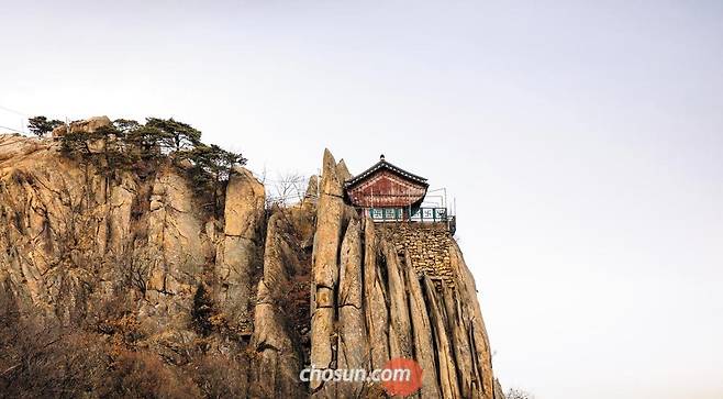 서울과 경기도 과천 사이에 있는 관악산에는 연주대가 있다. 왕위를 동생에게 넘겨준 양녕대군과 효령대군이 올라가 설움을 달랬다는 곳이다. 미담인가, 비정한 권력 투쟁인가. 조선 4대 임금 자리를 놓고 벌어진 이야기가 재미있다. /박종인 기자