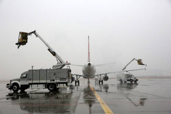 디아이싱 트럭들이 아시아나항공 여객기에 쌓인 눈을 치우고 있다. [사진 아시아나항공]