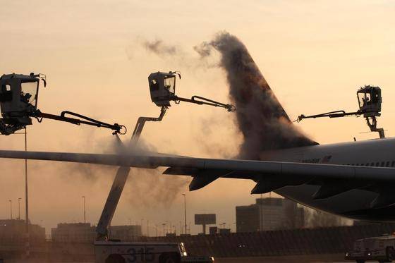 폭설이 내리는 경우 디아이싱 작업은 밤 늦게까지 이어진다. [사진 인천공항공사]