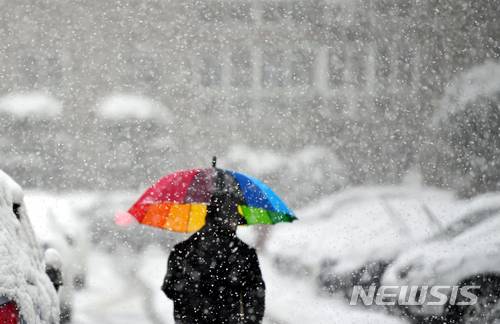 【광주=뉴시스】류형근 기자 = 광주와 전남지역에 강풍·대설주의가 발효된 10일 오전 광주 남구 봉선동 한 아파트에서 한 시민이 우산을 쓴채 걸어서 출근을 하고 있다. 2018.01.10. hgryu77@newsis.com