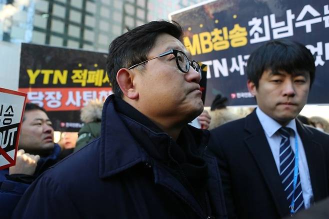 10일 오전, 전국언론노동조합 YTN지부의 출근저지 장면을 바라보고 있는 최남수 YTN 사장 (사진=전국언론노동조합 YTN지부 제공)