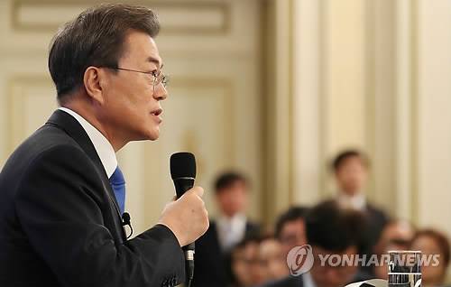 질문자에 답하는 문 대통령 (서울=연합뉴스) 김주형 기자 = 문재인 대통령이 10일 오전 청와대 영빈관에서 열린 신년 기자회견에서 취재진의 질문에 답하고 있다. 2018.1.10      kjhpress@yna.co.kr