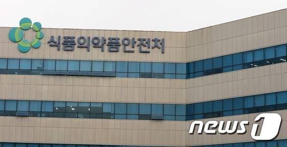 레이저 제품을 만드는 국내 의료기기업체들이 최근 보건당국의 허가를 받지 않고 제품 성능을 바꾸거나 거짓광고 등 불법행위를 일삼다가 잇달아 행정처분을 받았다.© News1 장수영 기자