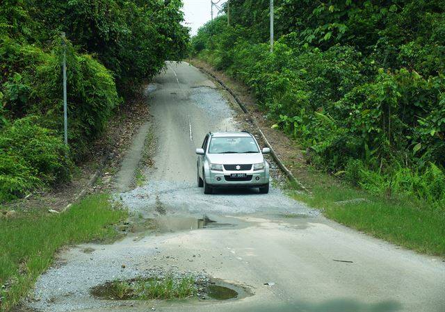 1차선에 가까운 2차선 도로가 흔하다.