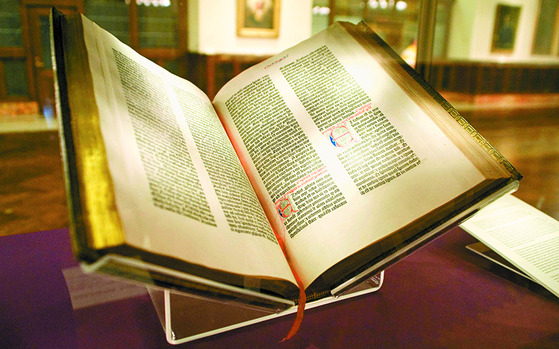 미국 의회도서관에 소장돼 있는 '구텐베르크 성경'. [중앙포토]