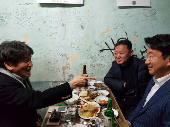 혜광고 28기인 변종준, 김상준 씨와 37기인 김승주 씨(사진 왼쪽부터)가 지난 4일 만나 박종철 열사와의 추억을 이야기하고 있다. 이은지 기자