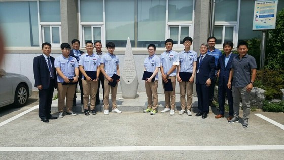 지난해 7월 박종철 장학금을 받은 혜광고 재학생 6명이 박종철 기념비 앞에서 기념촬영을 하고 있다. [사진 혜광고 28회 동기회]
