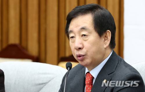 【서울=뉴시스】이영환 기자 = 10일 오전 서울 여의도 국회 제3회의장에서 열린 자유한국당 원내대책회의에 참석한 김성태 원내대표가 발언하고 있다.김성태 원내대표는 "칼둔 아랍에미리트 아부다비 행정청장이 어젯밤 우리나라를 떠났는데, 이명박·박근혜 정부까지 좋았던 결혼생활이 문재인 정부때 안좋아진 이유를 밝혀야 겠다"고 밝혔다.  2018.01.10.  20hwan@newsis.com