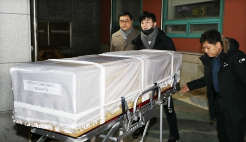 고독사 해외입양인 쓸쓸한 발인 (김해=연합뉴스) 최병길 기자 = 고국에서 친부모를 찾으려고 5년간 애를 태우다 고독사한 노르웨이 국적 입양인 고 얀 소르코크(한국 이름 채성우) 씨의 발인이 11일 경남 김해 한 병원 장례식장에서 쓸쓸하게 열렸다. 2018.1.11  choi21@yna.co.kr