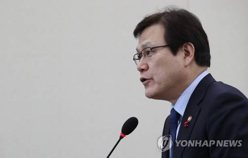 최종구 금융위원장 업무보고 (서울=연합뉴스) 박동주 기자 = 11일 오후 국회에서 열린 4차산업혁명 특별위원회 전체회의에서 최종구 금융위원장이 업무보고 하고 있다.     pdj6635@yna.co.kr
