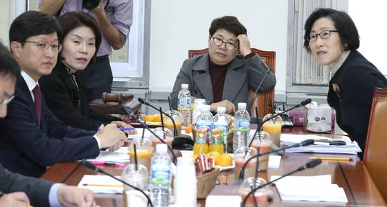 임이자(자유한국당) 국회 환경노동위원회 고용노동소위 위원들이 지난해 11월 28일 오후 서울 여의도 국회 법안심사 소위에서 근로시간을 단축하는 근로기준법 개정안에 대해 논의하고 있다. 임현동 기자