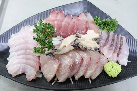 방어·돔·전복으로 구성한 모둠회 1접시(7만원).