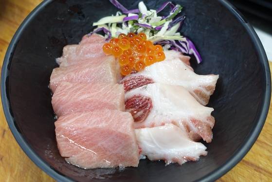 참치 회 위에 연어 알을 올렸다.