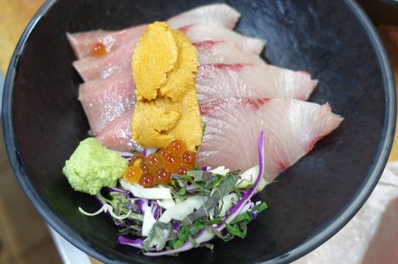 마지막으로 고추냉이 한 덩이를 올려 모둠 초덮밥을 완성했다(2만원).