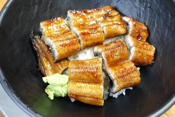 장어 초덮밥에는 간장으로 양념해 구운 장어 한 마리를 다 올린다(2만원).