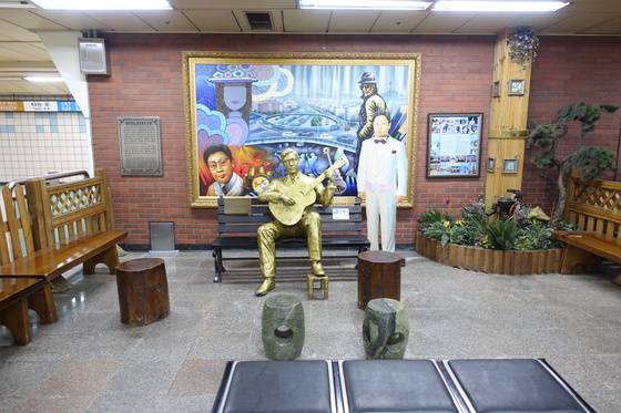 지하철 삼각지역 1, 2번 출입구 쪽 개찰구를 들어가면 ‘배호 만남의 광장’이 있다. 팬클럽에서 만들었다.