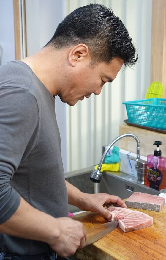 ‘작은수산시장’의 초덮밥 메뉴를 만든 주인의 동생 채성태씨가 참치 뱃살 초덮밥을 만들려고 회를 뜨고 있다.