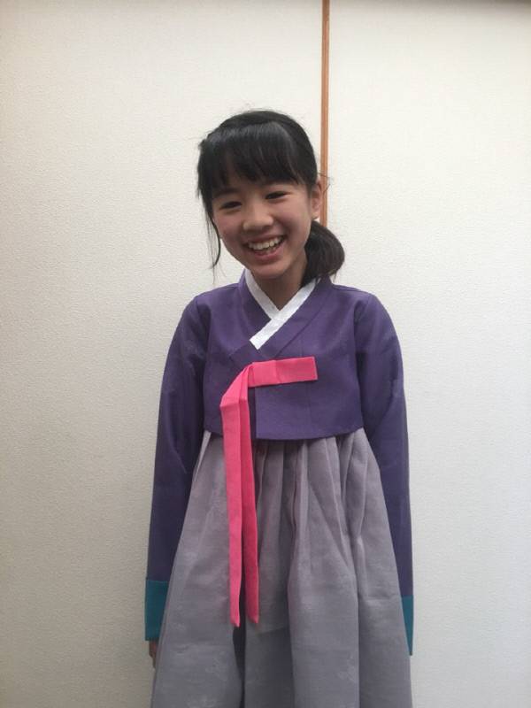 초등학교 졸업식에서 ‘재학생에게 보내는 편지’를 읽기 위해 치마 저고리를 선택한 첫째 미우.  박철현 제공