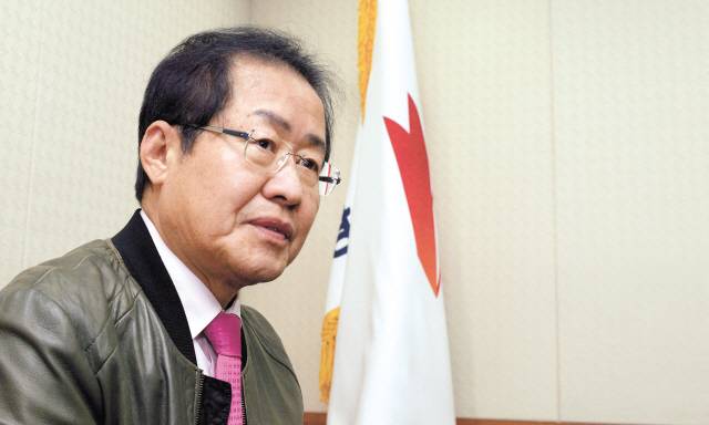 가난에서 그를 건진 것은 ‘긍정의 힘’이라는 홍준표 자유한국당 당대표는 젊은이들에게 “된다 된다 해도 안되는 게 세상 일, 안된다고 생각하고 되는 사례는 하나도 없다. 세상을 긍정적으로 보고 살아야 한다”고 당부한다. 정희조 기자/checho@heraldcorp.com