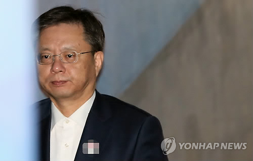 우병우 전 민정수석, 속행공판 출석 (서울=연합뉴스) 이지은 기자 = 국정농단 관련 직무유기 등 혐의로 재판을 받고 있는 우병우 전 청와대 민정수석비서관이 12일 오전 서울 서초구 서울중앙지방법원에서 열린 속행공판에 출석하기 위해 호송차에서 내려 법정으로 향하고 있다. 2018.1.12      jieunlee@yna.co.kr