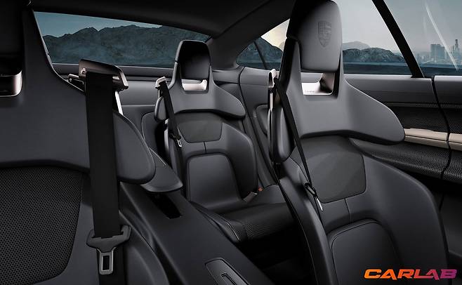 미션 E는 편의성을 염두에 둔 4도어 세단으로 정통 스포츠카로 바라보기엔 살짝 점잖다