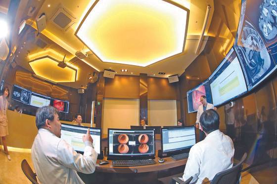 한국 최조로 인공지능 의사 왓슨을 도입한 가천대길병원. 의료진은 왓슨과 함께 환자의 데이터를 분석해 병명을 진단하고 수술법과 치료약을 결정한다. 오종택 기자