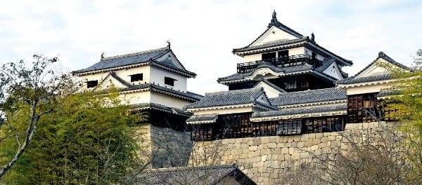 에히메현 마쓰야마시 중심에 있는 마쓰야마성. 일본 중요 문화재로 지정되어 있다.