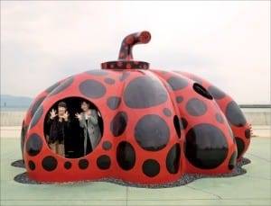 나오시마를 상징하는 대형 호박.