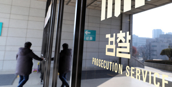조국 청와대 민정수석이 검찰과 경찰, 국가정보원 등 권력기관 개혁 방안을 발표한 14일 서울 서초구 서울중앙지검 청사로 관계자가 들어가고 있다.    연합뉴스