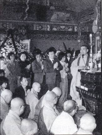 1987년 1월16일 임진강에서 박종철씨의 장례를 마치고 이튿날 새벽 부산 집에 도착한 박정기(맨 가운데)씨와 가족들은 어머니 정차순(오른쪽 셋째)씨가 다니던 인근 사리암에 아들의 영정을 모셨다. 3월3일 주지 백우 스님(맨 오른쪽)이 49재를 인도하고 있다. <한겨레>자료 사진.