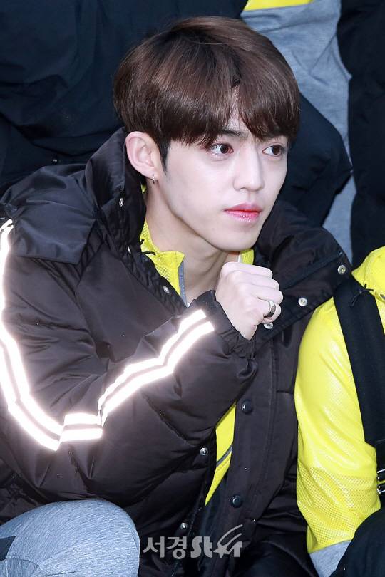 세븐틴 멤버 에스쿱스가 15일 오전 경기 고양시 일산서구 고양 실체육관에서 진행된 MBC 설특집 ‘2018 아이돌스타 육상 볼링 양궁 리듬체조 에어로빅 선수권대회’(아육대) 녹화에 참석하기 위해 출근하고 있다.