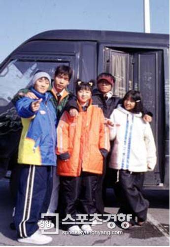 1996년 많은 멤버로 인해 영턱스클럽의 이동 수단은 미니 버스였다(사진왼쪽부터 임성은, 최승민, 송진아, 지준구, 한현남). 스포츠경향DB